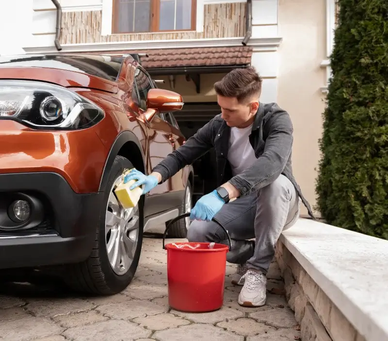 Lavage auto à domicile Lespouey : professionnel intervenant sur un véhicule